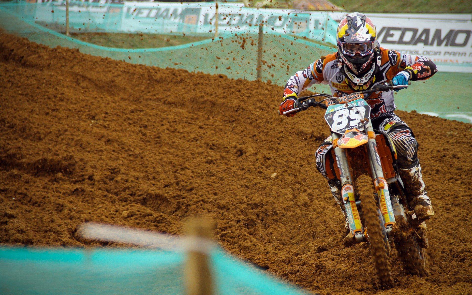 中国短道速滑队世锦赛夺金 展现冰上速度与团队力量